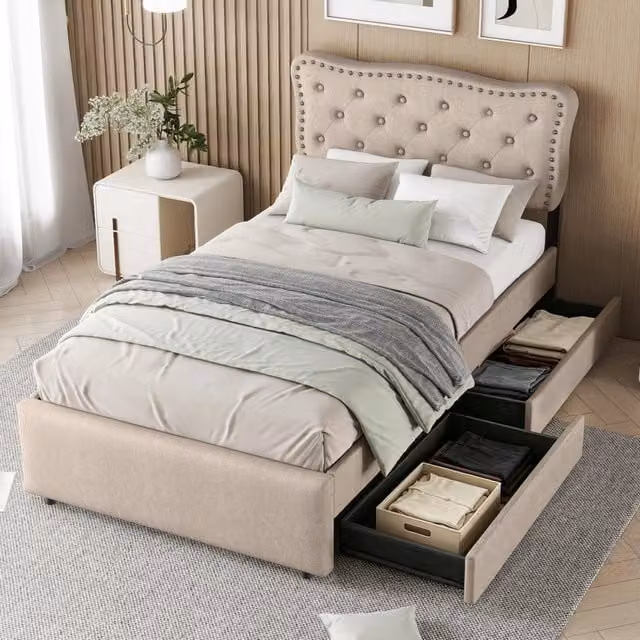Letto basso imbottito beige scuro 90×200 cm con testiera trapuntata e borchie decorative, due cassetti, senza materasso