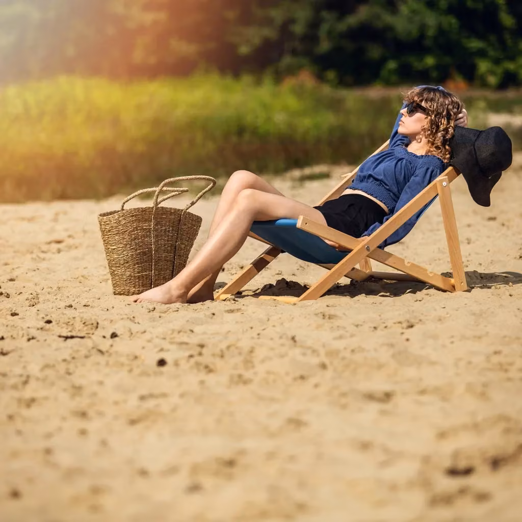 Set di 2 lettini da giardino e spiaggia pieghevoli Kadax in legno trattato con poggiatesta regolabile, disponibili in blu o marrone – 2