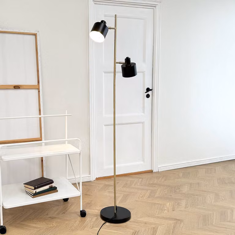 Dyberg Larsen Lampada da terra Ocean, Nero, Soggiorno / Sala da pranzo, Metallo, Scandinavo, Lampada da terra