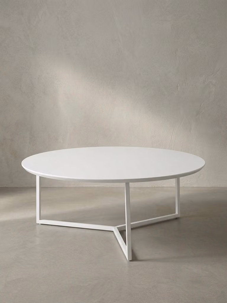 Tavolino rotondo in legno "Mdf" bianco, struttura delle gambe in metallo, Ø 80 cm, altezza 33 cm. 80x80x33 cm | Kadima Design