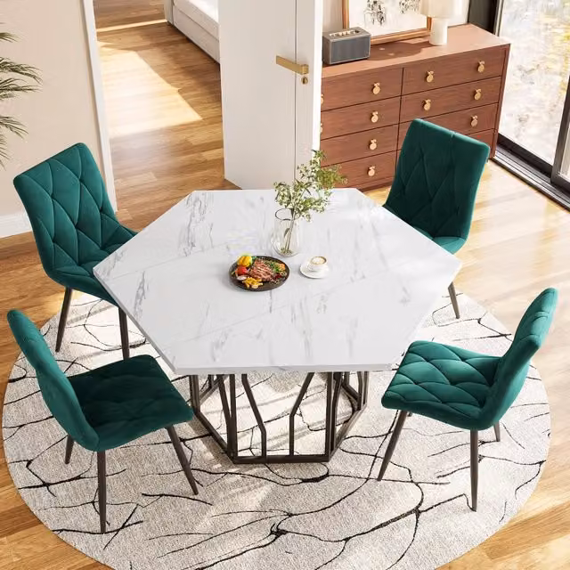 Set tavolo da pranzo e 4 sedie Mivray con piano in MDF effetto marmo bianco, struttura in acciaio nero e sedute in velluto verde
