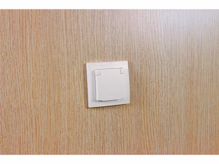 Confezione da 3 prese con contatto di protezione McPower "Flair", 250 V~/16 A, incasso, coperchio ribaltabile, IP44, bianco opaco