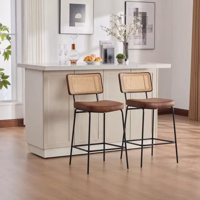 Set di 2 Sgabelli da Bar Minimal Marrone in Rattan con Gambe in Metallo e Seduta in Finta Pelle senza Braccioli