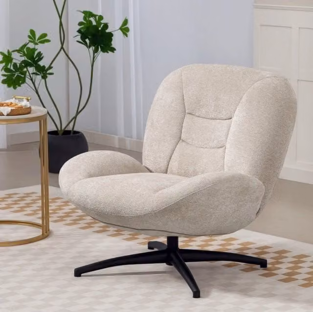 Poltrona girevole imbottita con rivestimento in tessuto color crema e base in acciaio