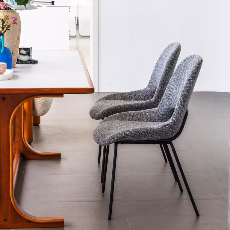 Set di sedie da pranzo in grigio chiaro, con schienale traforato e struttura in metallo robusta