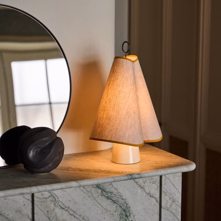 GUBI Lampada da tavolo Hornbæk, dimmerabile, Crema / Ambra, Soggiorno / Sala da pranzo, Ceramica, Design, Lampada da tavolo