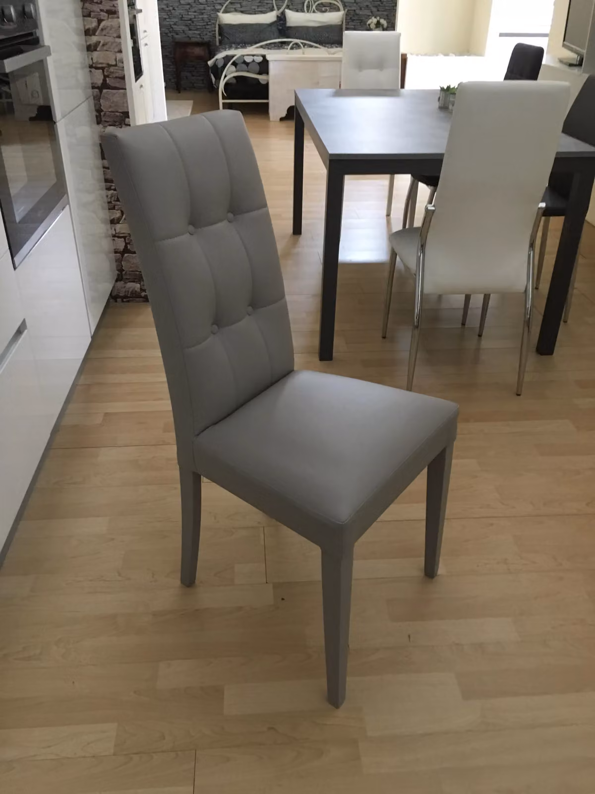 Set di 2 sedie moderne in ecopelle grigio con decorazione a 4 bottoni Mobili 2G – 2
