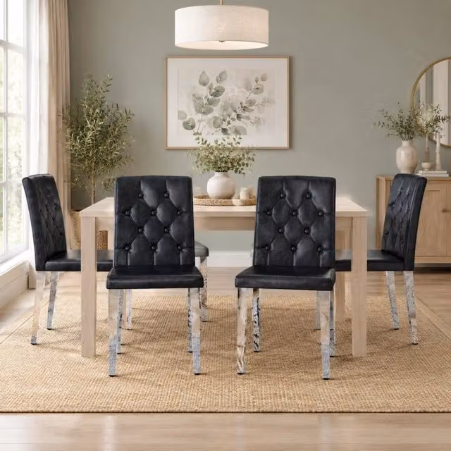 Set 4 sedie da pranzo ULEVR in similpelle nera, schienale trapuntato e gambe in metallo argentato