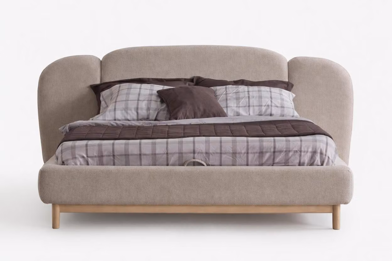 Letto imbottito dalle linee morbide, con gambe in legno e dal design moderno