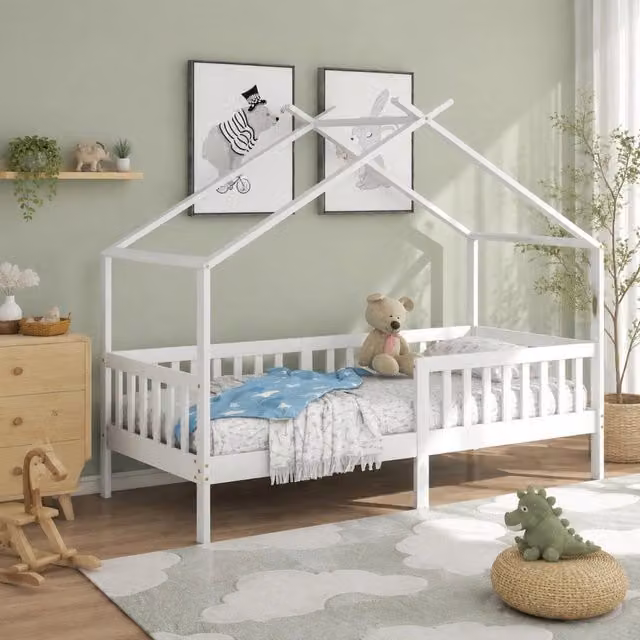 Letto a casetta Mivray per bambini in legno bianco con tetto triangolare, rete a doghe e barriera protettiva, L/P/H: 90 x 200 x 165 cm