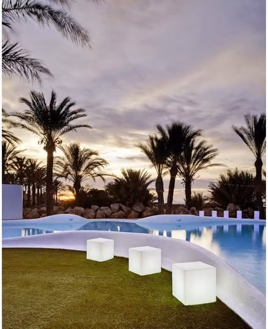 Lampada solare decorativa Cuby 45 Newgarden in polietilene bianco con luce LED RGB multicolore dimmerabile e telecomando