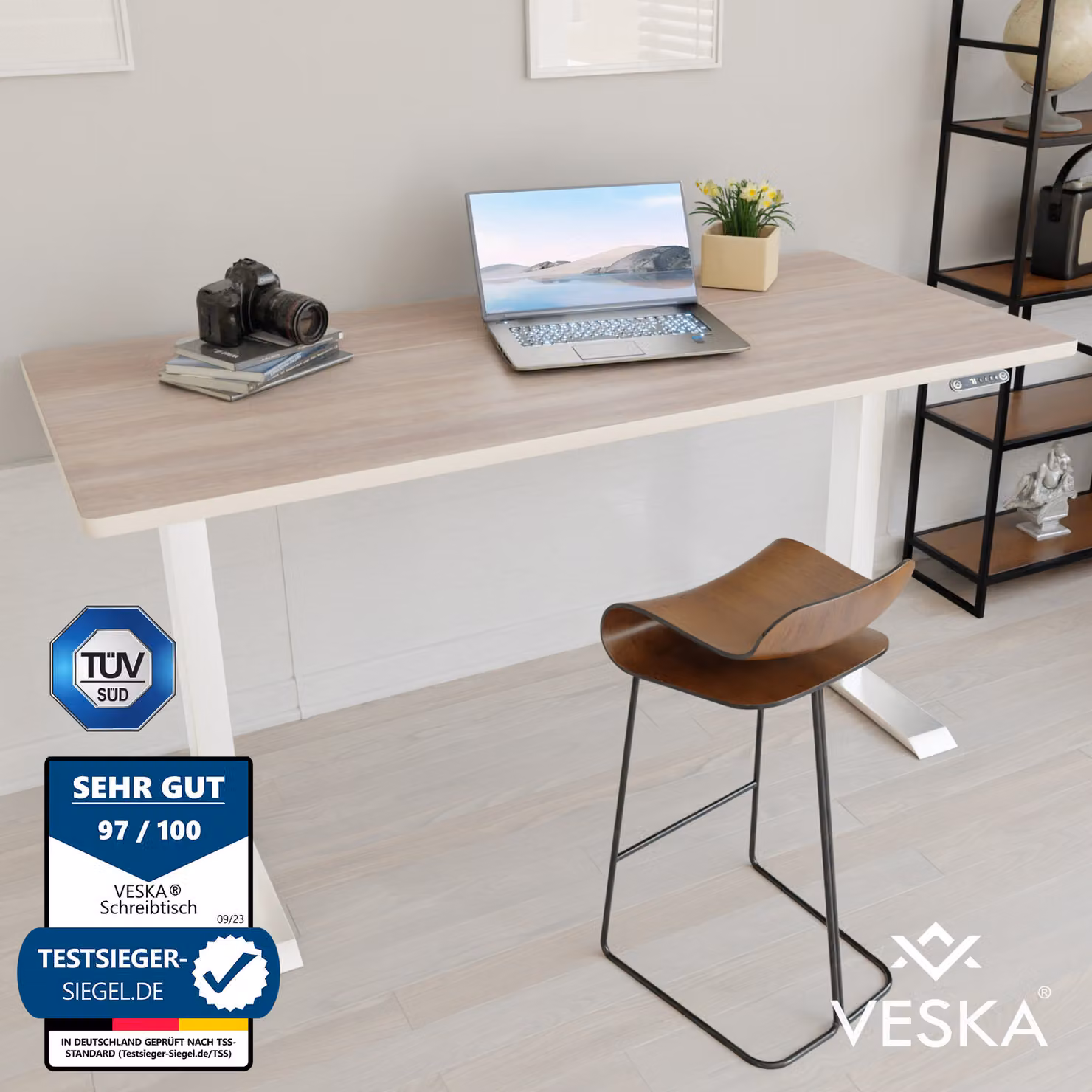 Scrivania regolabile in altezza (140 x 70 cm) - Scrivania Sit & Stand - Scrivania elettrica regolabile in altezza con touchscreen e gambe in acciaio - Bianco/quercia