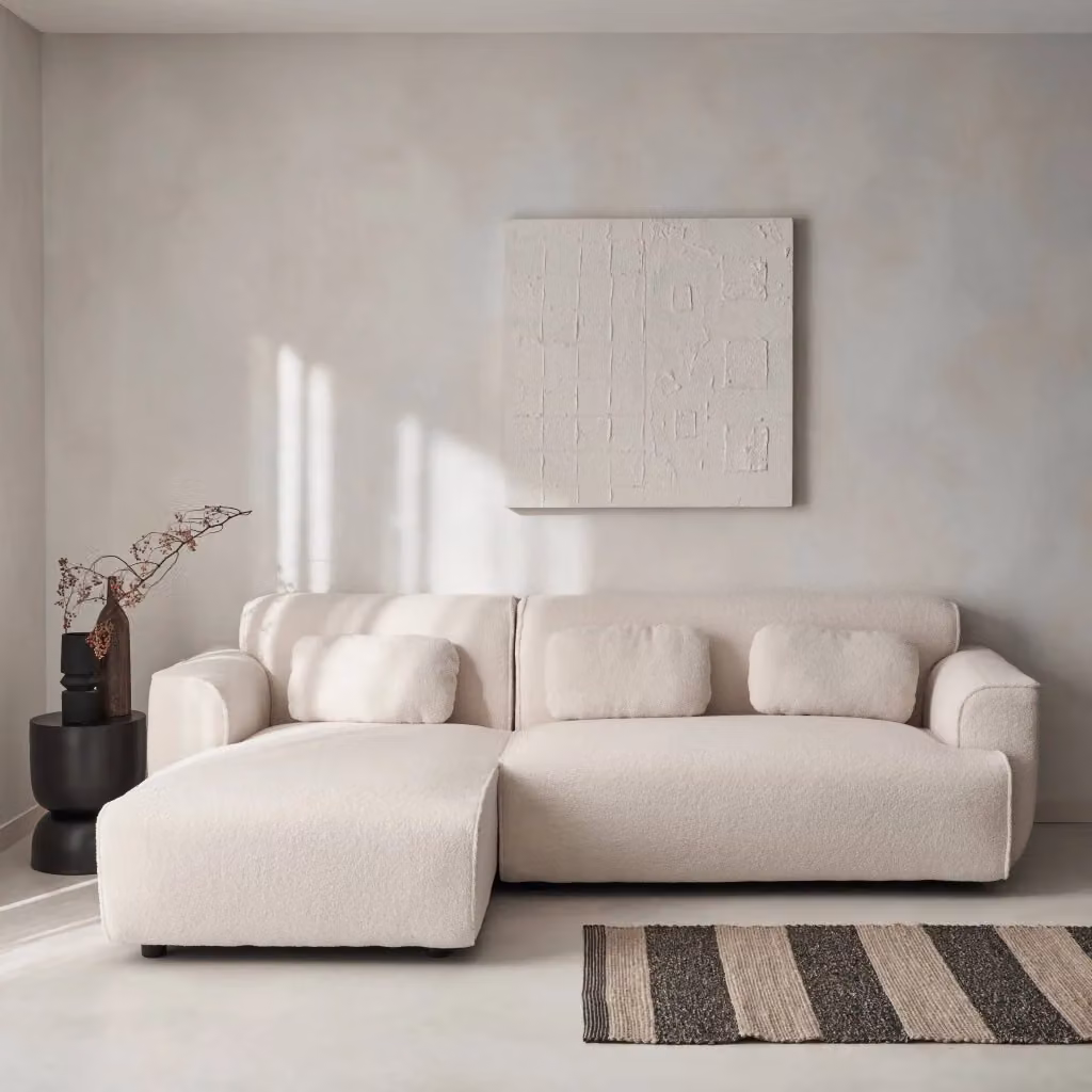 Divano angolare Sweeek in tessuto bouclé bianco con struttura in legno di pino e cuscini coordinati, L/P/H: 196 x 151 x 73 cm – 2