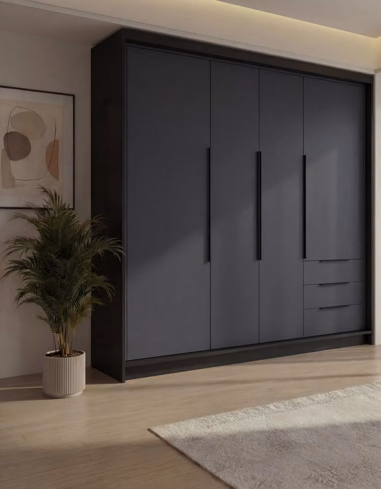 Spazioso armadio a quattro ante KLARI con cassetti e maniglie in metallo – design moderno