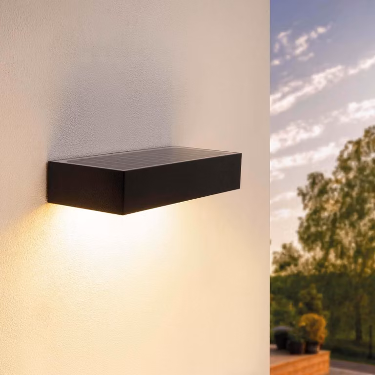 Lampada da parete solare a LED, 6W, 3000K, grado di protezione IP65, colore nero, luminosità 220 lumen