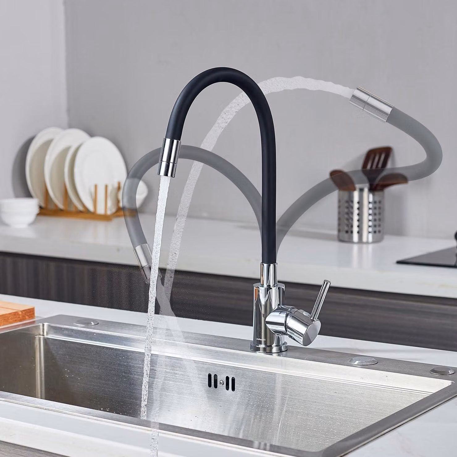 Rubinetto da cucina con tubo flessibile e funzionalità di rotazione a 360°