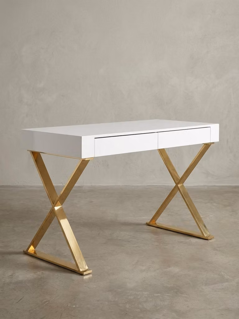 Scrivania bianca lucida, gambe dorate, moderna, 2 cassetti. 118x57x76 cm | Kadima Design