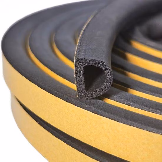 Strisce sigillanti autoadesive resistenti alle intemperie per porte e finestre fino a 5,5 metri, grandi superfici libere.