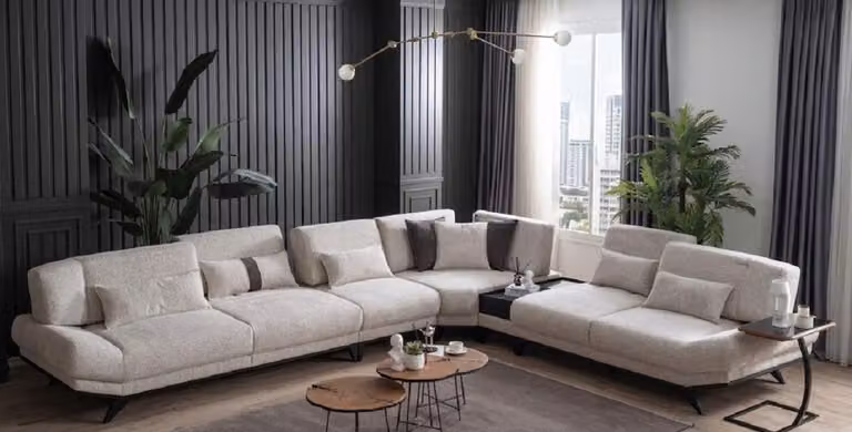 Divano angolare beige di design, esclusivo, imbottito, con tavolino laterale