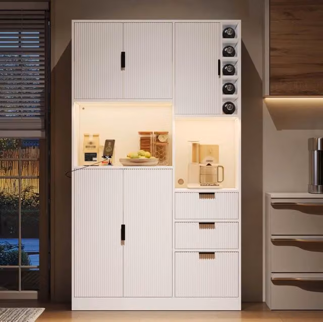 Credenza alta da cucina con LED multicolore; prese; portabottiglie e ripiani regolabili; 105×40×180 cm; MDF bianco