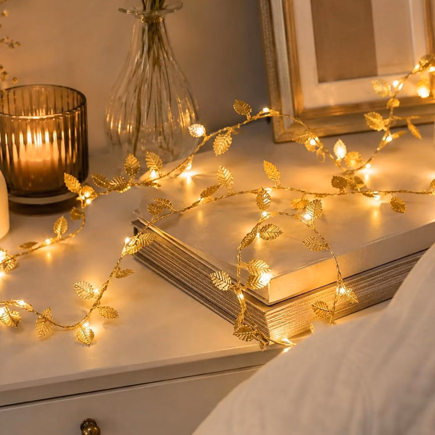 Catena luminosa da 3 metri, con 30 LED a forma di foglie dorate, alimentata a batteria, luce bianco caldo