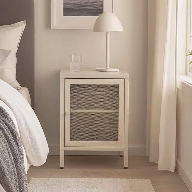 Comodino Fayna Veriaffari in metallo color sabbia con design industriale e anta reticolata L: 40 cm, P: 35 cm, H: 60 cm – 1