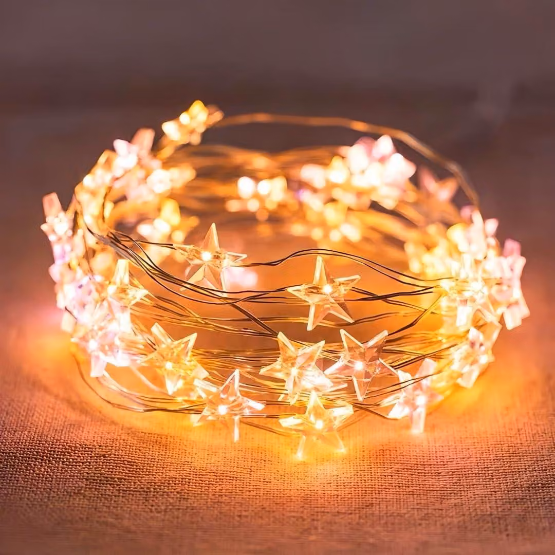 Catena luminosa a forma di stelle, con 40 LED bianco caldo, filo argentato, lunghezza 4 metri, alimentazione a batteria