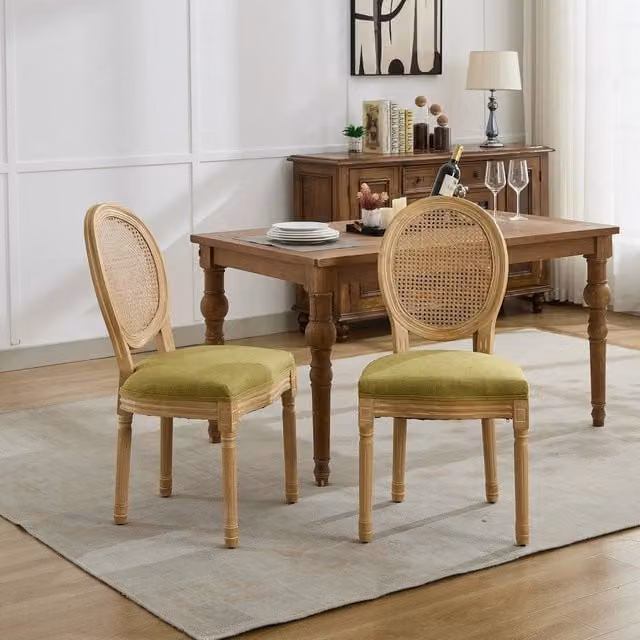 Set di 2 sedie da pranzo Minimal con struttura in legno massello, schienale in rattan e rivestimento in tessuto verde oliva