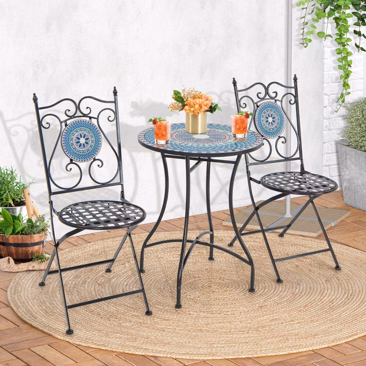 Set da giardino Costway composto da tavolo rotondo con mosaico e 2 sedie pieghevoli in metallo blu e nero