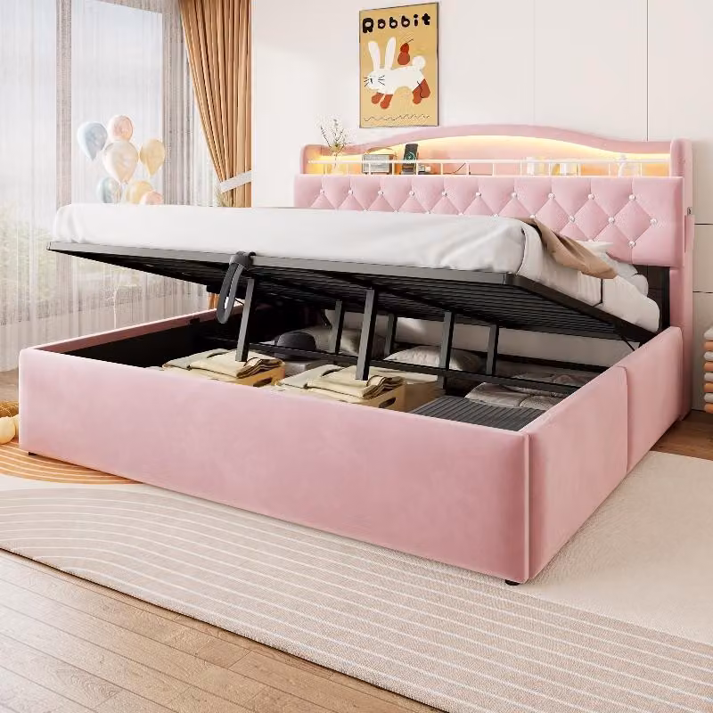 Letto imbottito 180x200 cm con spazio contenitore a sollevamento idraulico, rivestito in velluto, illuminazione LED integrata nella testiera, prese USB e USB-C, testiera con vani portaoggetti, colore rosa