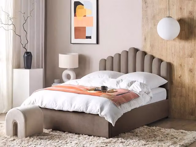 Letto contenitore matrimoniale Beliani in velluto beige con testiera a conchiglia e rete a doghe L/P/H: 214 x 140 x 125 cm