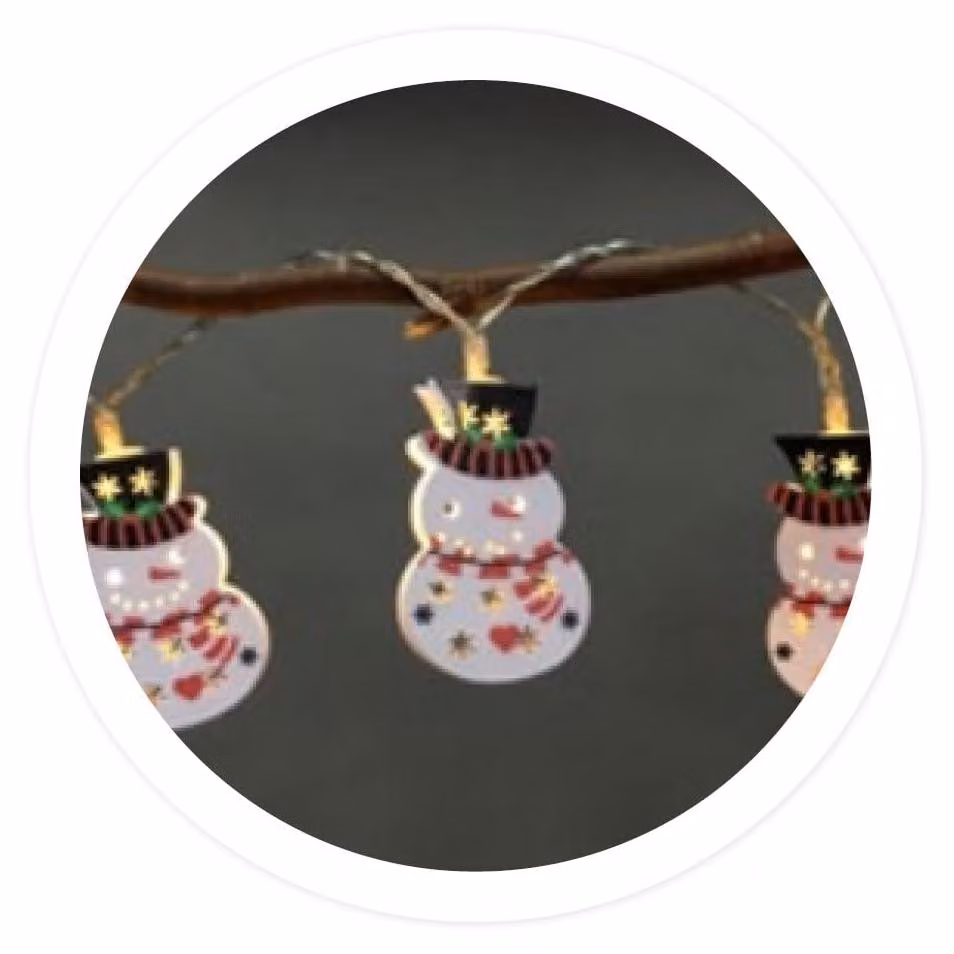Catena luminosa a LED, lunghezza 1,35 metri, alimentata a batteria, con decorazioni a forma di pupazzo di neve