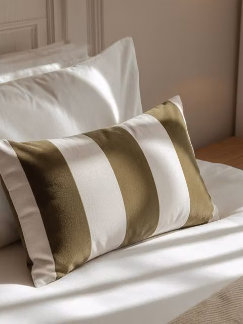 Cuscino rettangolare a righe bianco e verde Kenay Home con fodera lavabile in cotone e lino, L 40 x P 40 x H 40 cm