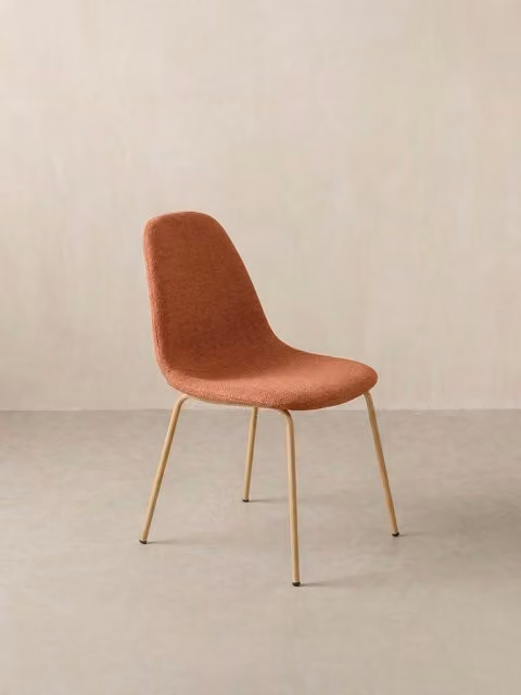 Sedia imbottita Trive color terracotta Kenay Home con struttura in metallo per la tua zona dining