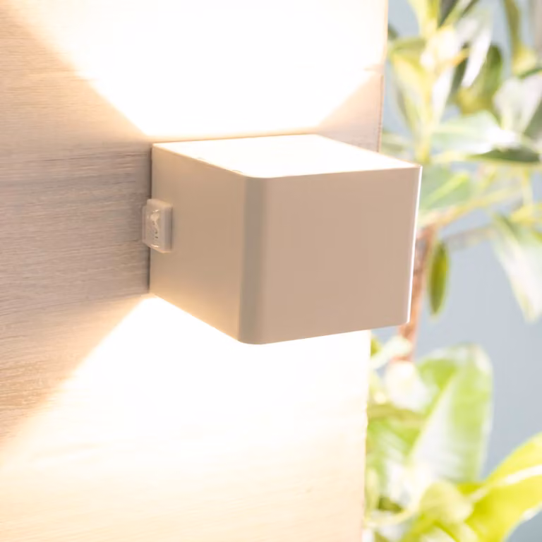 BRILLANTE applique LED portatile bianca ISEO per esterni | 300 lm 3000 K | ricaricabile via USB | rilevatore di movimento