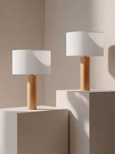 Set di 2 lampade da tavolo Brumel Kenay Home in bianco e legno, design moderno con paralume in tessuto, H: 53 cm, L/P: 40 cm