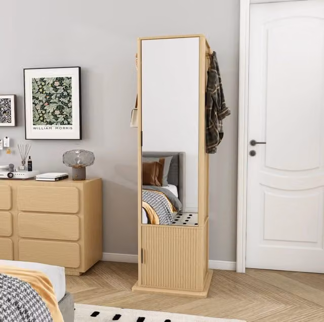 Armadio portagioie girevole 360° con specchio a figura intera; scaffale e 6 ganci; MDF; effetto legno naturale