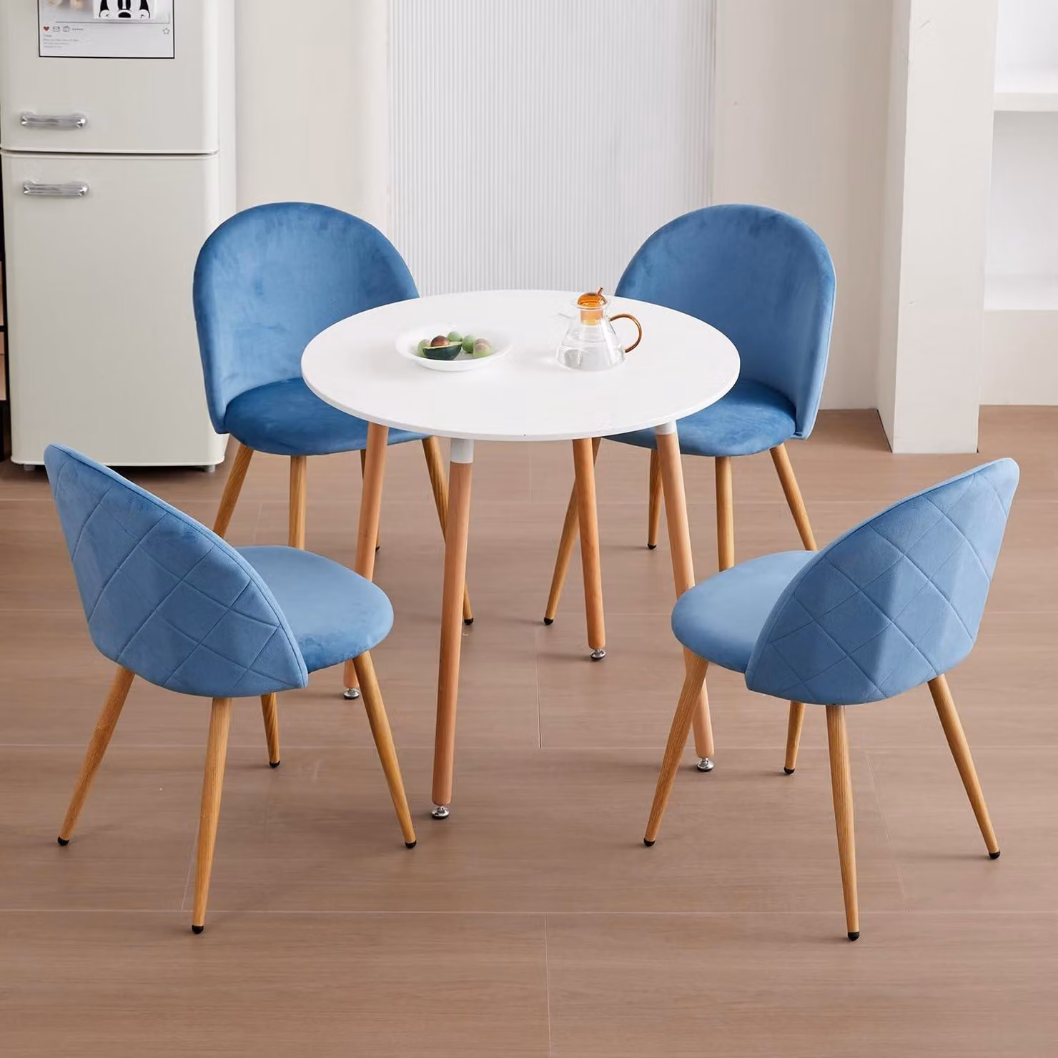 Set da pranzo composto da tavolo e 4 sedie. Tavolo rotondo in legno, dimensioni 80x80 cm. Sedie rivestite in velluto, colore blu e bianco