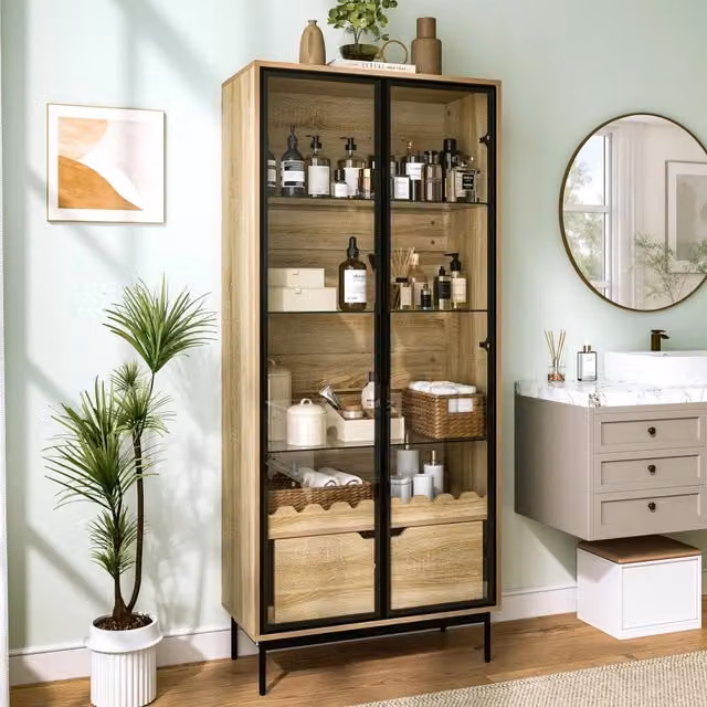 Mobile contenitore alto FOLYNA moderno con ante in vetro, ripiani regolabili e cassetto, finitura nero e naturale in MDF con piedi in metallo – 1