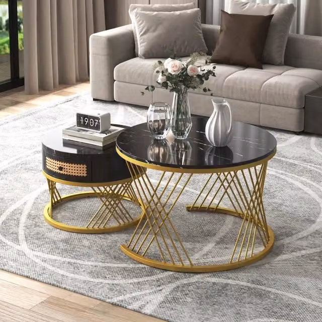Set 2 Tavolini Rotondi in MDF, Piano Marmo e Cassetti Rattan Sintetico con Manici Legno Massello, Piedi Ferro Oro. 70x70x45,5 + 50x50x38,5 cm