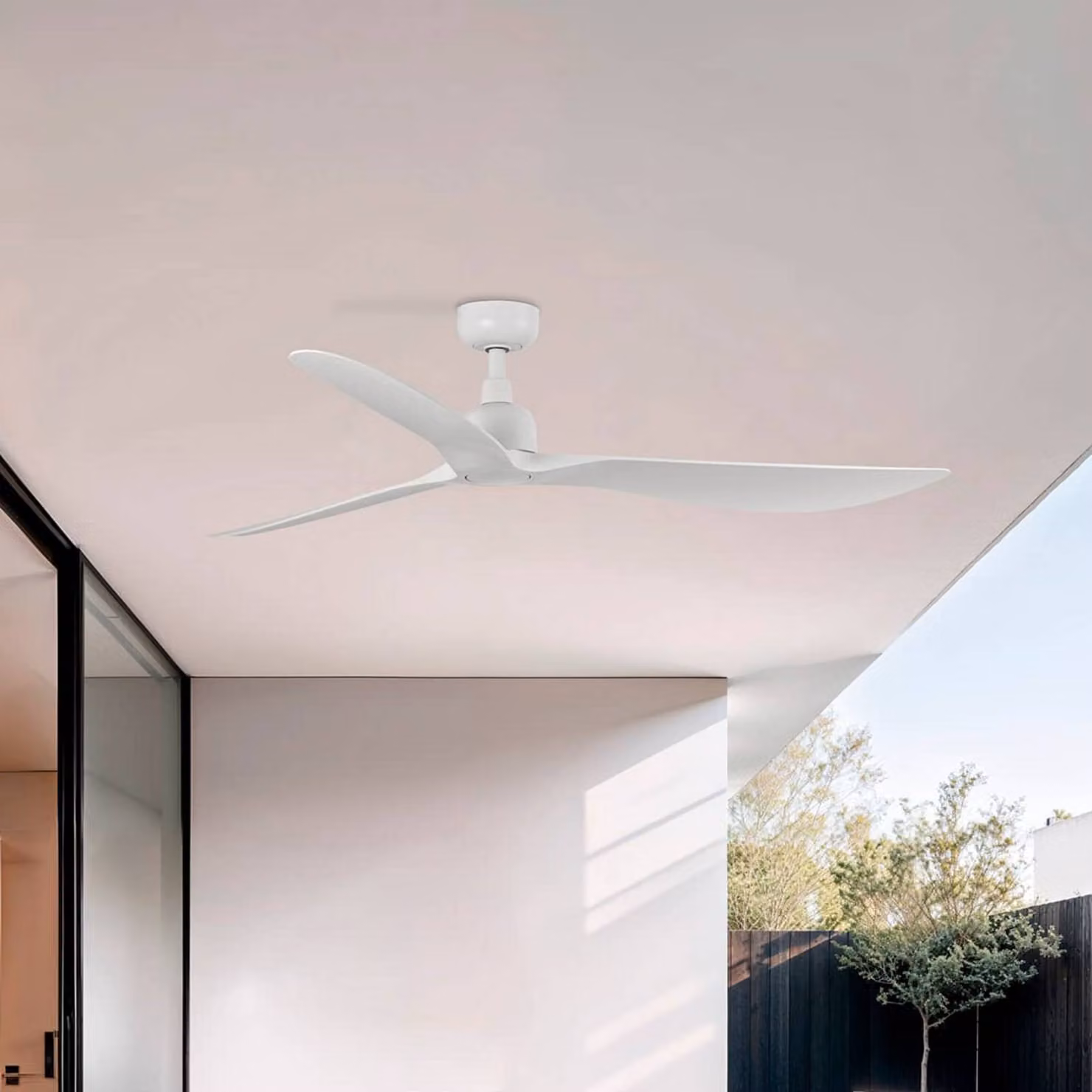 FARO BARCELONA Ventilatore da soffitto Outwood, bianco, DC, silenzioso, Ø 150 cm, IP44 Outwood, Bianco / Opale, Soggiorno / Sala da pranzo, Plastica, Moderno