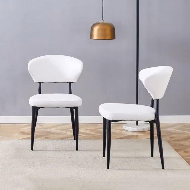Set di 2 sedie da pranzo MINIMAL con schienale curvo, design moderno in ecopelle bianca e struttura in metallo