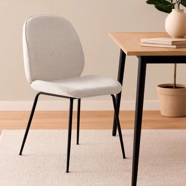 Sedia Ashcroft LÚZETE in tessuto color sabbia con gambe nere in metallo opaco L/P/H: 58 x 44 x 84 cm – 1