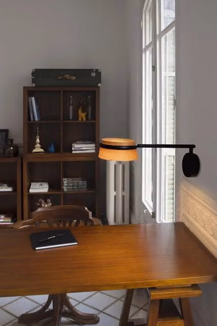 Applique da interno LOOP di Faro Barcelona con braccio regolabile, finitura legno e nero, luce LED bianco caldo dimmabile