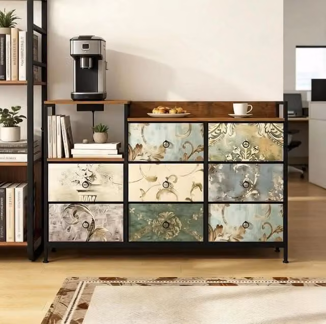 Cassettiera ULEVR 132x88x29 cm con 8 cassetti in tessuto, ripiano aperto e prese USB/Type-C, marrone rustico e nero