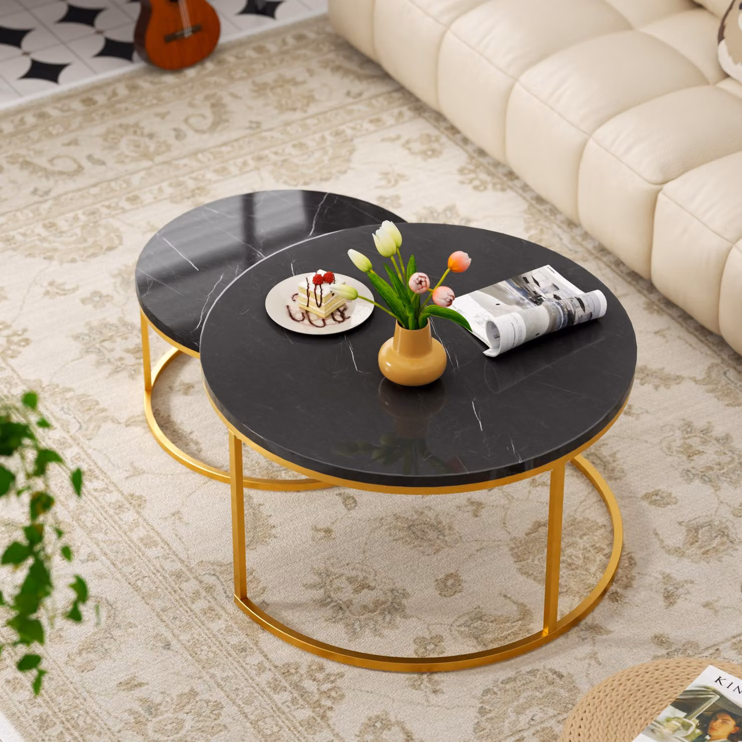 MODFU, set di 2 tavolini rotondi, tavolino da caffè, piano in MDF nero, struttura in metallo dorato, tavolino laterale impilabile per il soggiorno