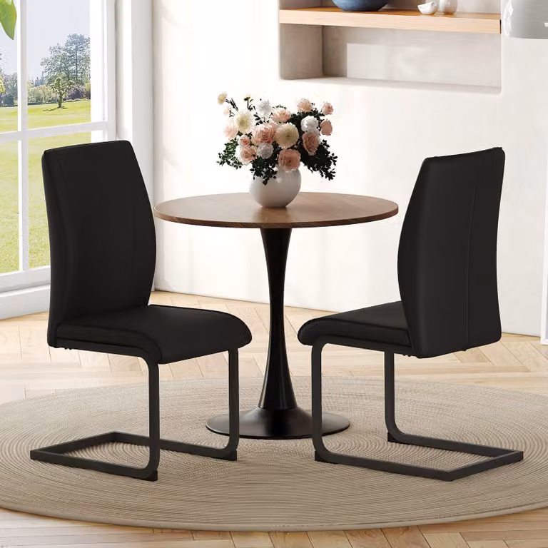 Set di due sedie da pranzo in ecopelle, con gambe in metallo nero e design ergonomico