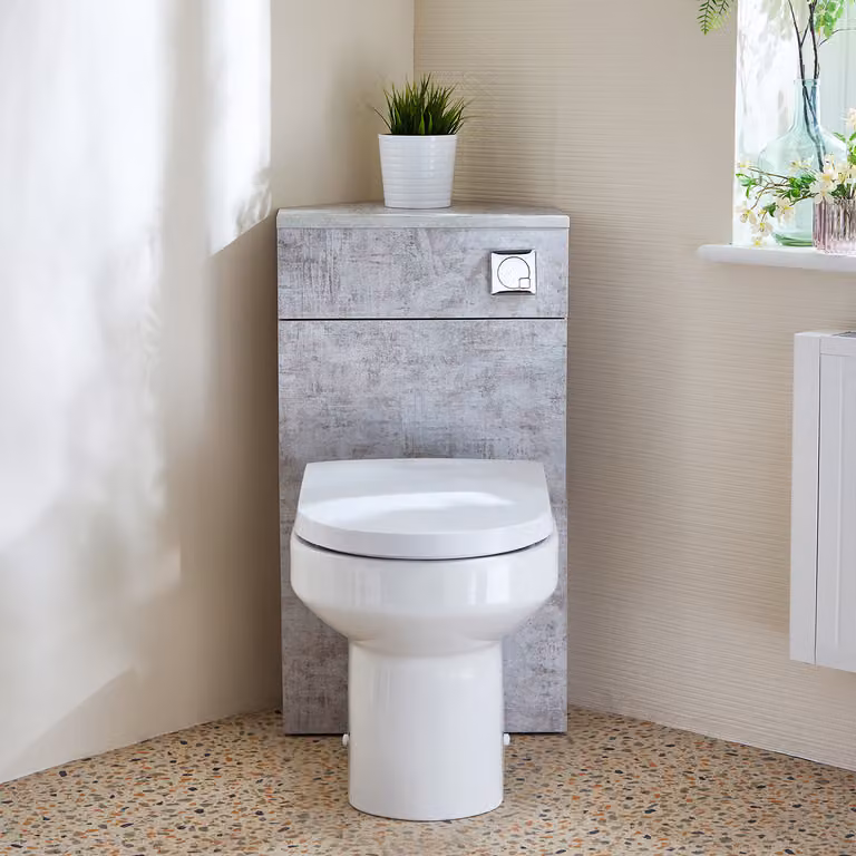 Unità WC Angolare in Grigio Cemento con Sanitario a Filo Muro Covelly e Pulsante di Scarico Cromato - Cluo