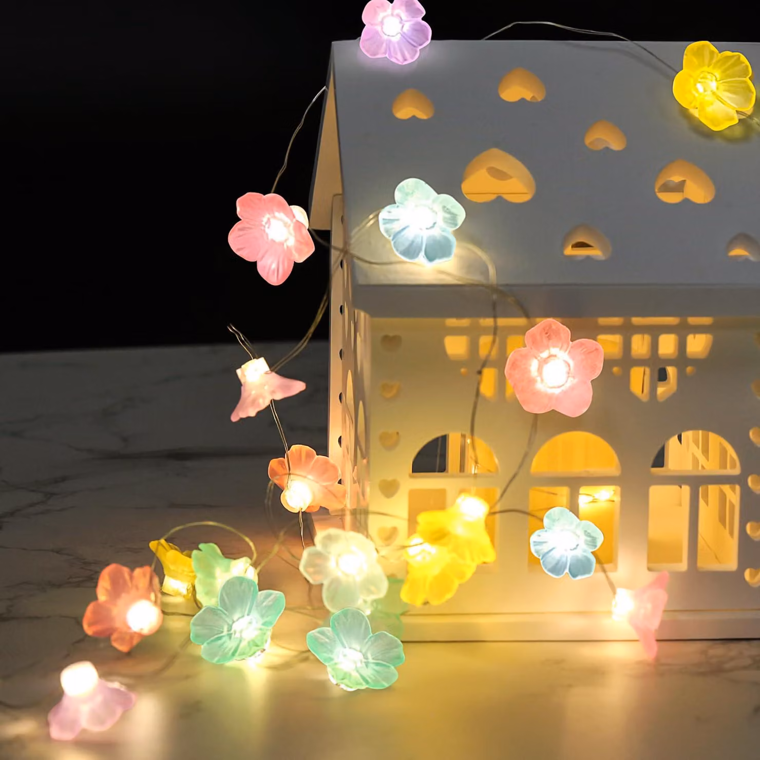 Catena luminosa a forma di fiori, 2 metri, 20 LED, colori pastello, per uso interno
