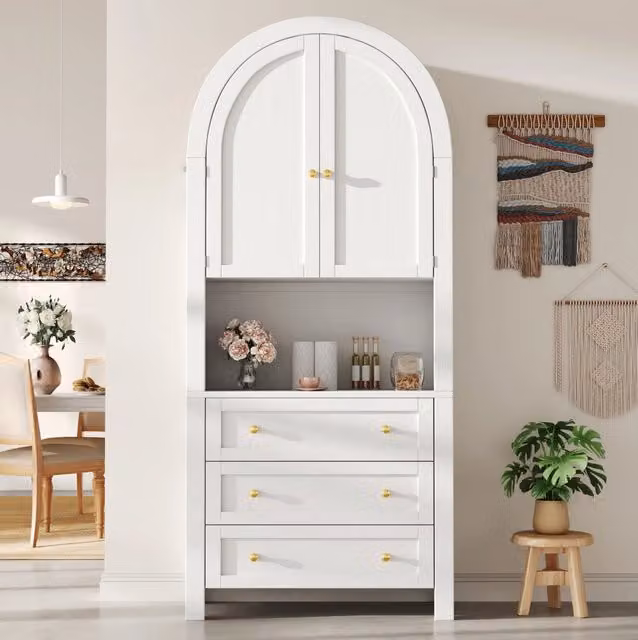 Credenza alta 70x35x180 cm con 3 cassetti; design curvo e apertura espositiva in MDF bianco